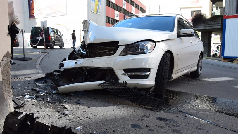 In Hotelfassade geprallt: Das Auto wurde total beschädigt.