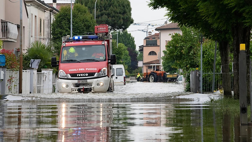 Die Feuerwehr ist im italienischen Lugo di Romagna während des Hochwassers im Einsatz. Foto: Gianluca Ricci/LPS via ZUMA Press Wire/dpa