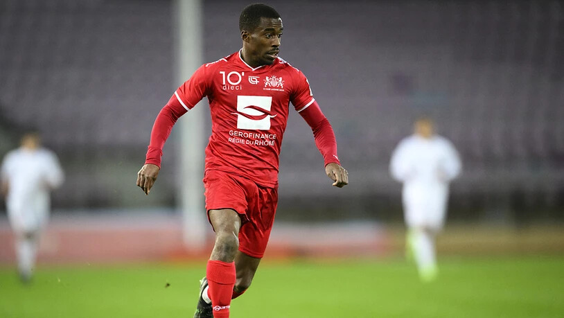 Teddy Okou blieb trotz Angebot von Lausanne-Sport beim Stadtrivalen Lausanne-Ouchy, er ist aber am Dienstag gesperrt