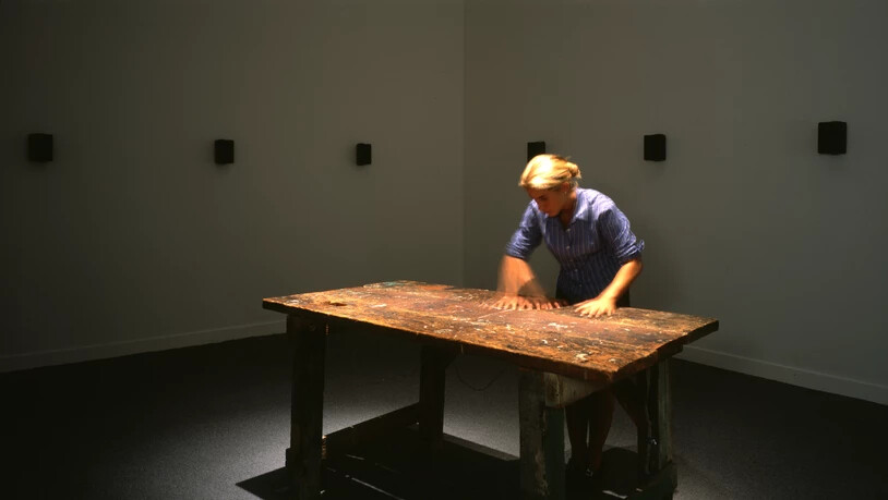 "To touch": Janet Cardiff und George Bures Miller bringen im Museum Tinguely einen Tisch geisterhaft zum Erklingen.