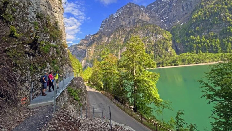Eigener Weg: Der Bergrundwanderweg um den Klöntalersee bietet den Wandernden auch einen Aussichtspunkt oberhalb der Seestrasse.