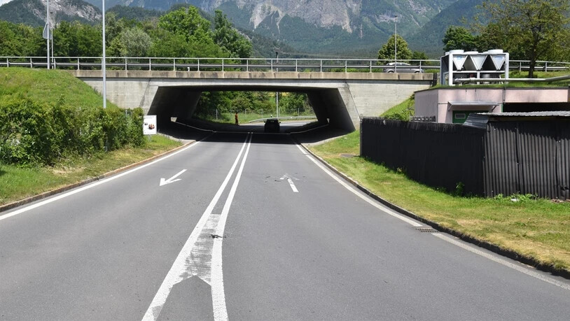 Ausfahrt und Einfahrt auf die Nordspur: links die Fahrspur des Autos, rechts die des Sattelmotorfahrzeuges.