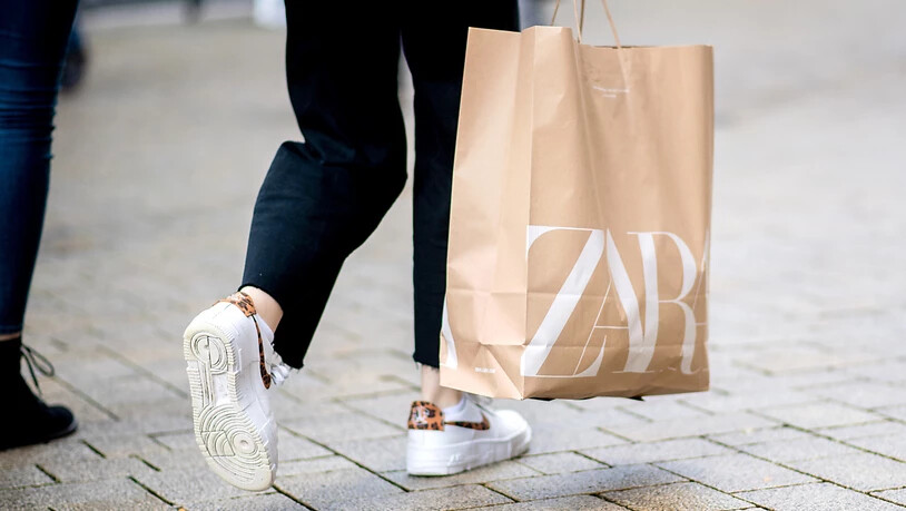 Der Bekleidungskonzern Inditex kann weiterhin der allgemeinen Konsumflaute trotzen. Umsatz und operatives Ergebnis der Zara-Mutter stiegen im ersten Geschäftsquartal bis Ende April kräftig. (Symbolbild)