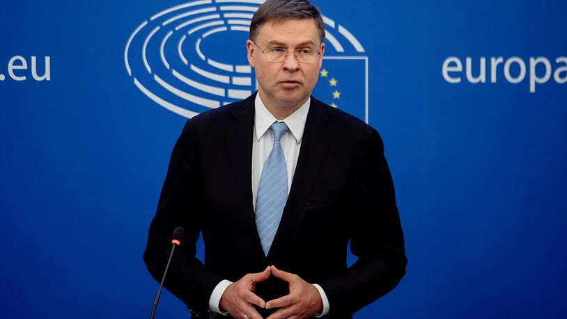 FILED - Valdis Dombrovskis spricht während einer Pressekonferenz in Strasbourg. Die Europäische Kommission eröffnet ein neues Verfahren gegen Polen wegen eines umstrittenen Gesetzes. Man habe die Entscheidung am Mittwoch getroffen, sagte der…