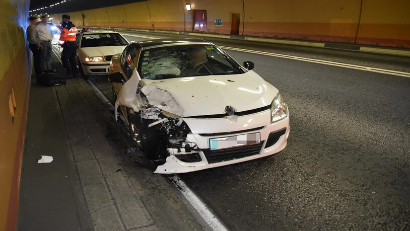 Zwei total beschädigte Autos: Bei Rongellen kollidiert eine 82-Jährige mit ihrem Auto in ein vor ihr fahrendes Auto, welches eine Panne hatte. Die Frau verletzt sich an der Hand und muss operiert werden.