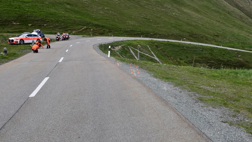 Sturz: Zwei Rennfahrer der Tour de Suisse stürzten am Donnerstagnachmittag auf der Talfahrt vom Albulapass. Die Kantonspolizei sucht nun nach Zeugen.
