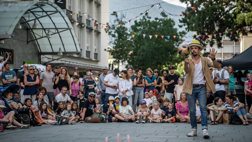 Die Churer Altstadt hat von Freitag bis Sonntag den Artistinnen und Artisten des Strassenkunstfestivals Buskers gehört. Ein Spaziergang entlang der Bahnhof- und Poststrasse.