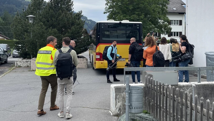 Unterwegs von TIefencastel nach Brienz/Brinzauls: Rund 30 Medienschaffende machen sich mit einem Postauto auf den Weg ins Dorf.