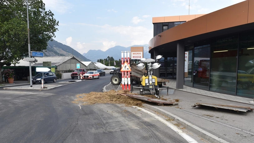 Vier Kühe und ein Kalb: Der gekippte Anhänger hatte lebende Tiere an Bord, die jedoch alle praktisch unverletzt blieben.