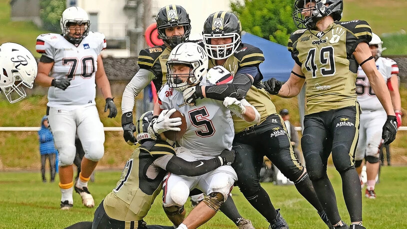 Kein Durchkommen: Die Glarus Orks (in Olive) bereiten in der abgelaufenen Saison den meisten Gegnern Probleme, wie hier den Lugano Rebels. 