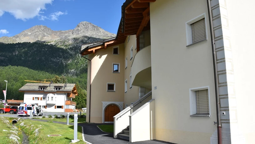 Bei der Landung verunfallt: Ein Gleitschirmpilot prallt in Silvaplana in ein Hausdach und muss ins Spital geflogen werden.