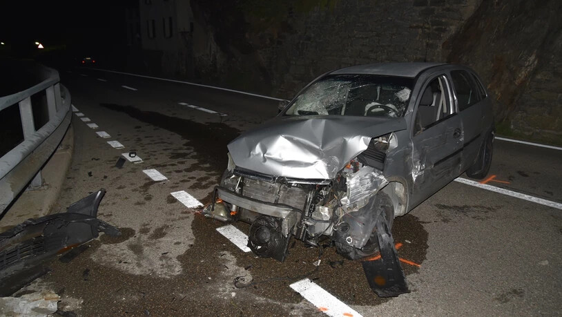 Auto beschädigt: Der Autofahrer prallte in eine Stützmauer und in eine Leitplanke und kollidierte mit einem Töff.