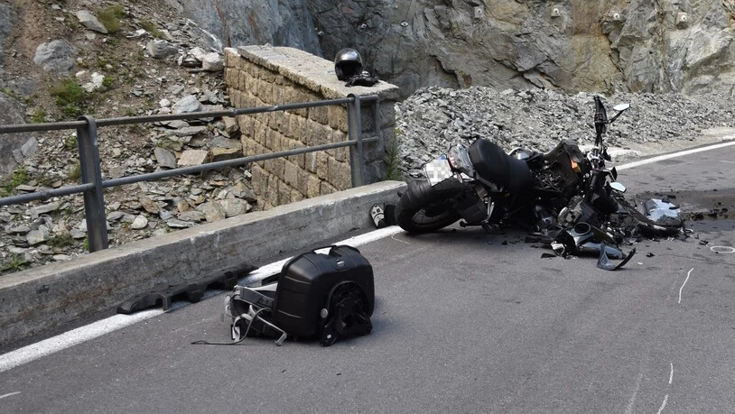 Vor Ort verstorben: Für den 74-jährigen Töfffahrer kam jede Hilfe zu spät. Trotz medizinischen Massnahmen erliegt er seinen schweren Verletzungen.