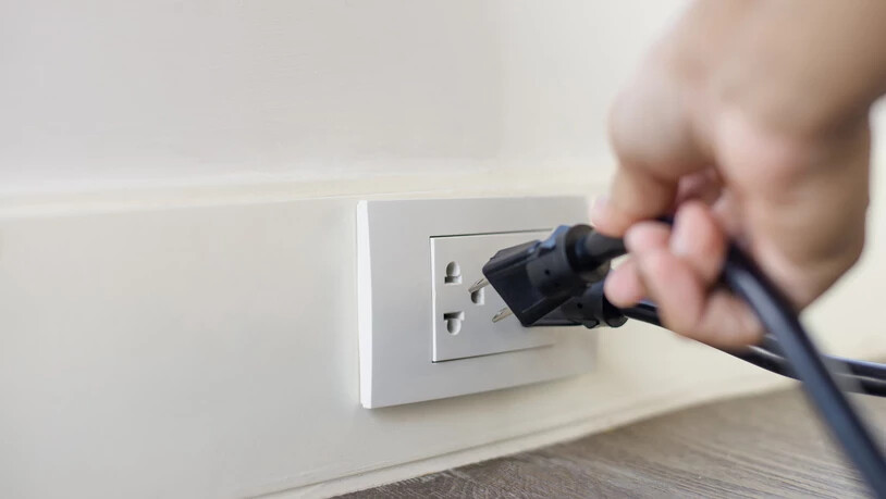 Keine funktionierende Steckdose: Wegen der starken Gewitter fiel in der Nacht auf Mittwoch in mehreren Gemeinden im Prättigau der Strom aus.