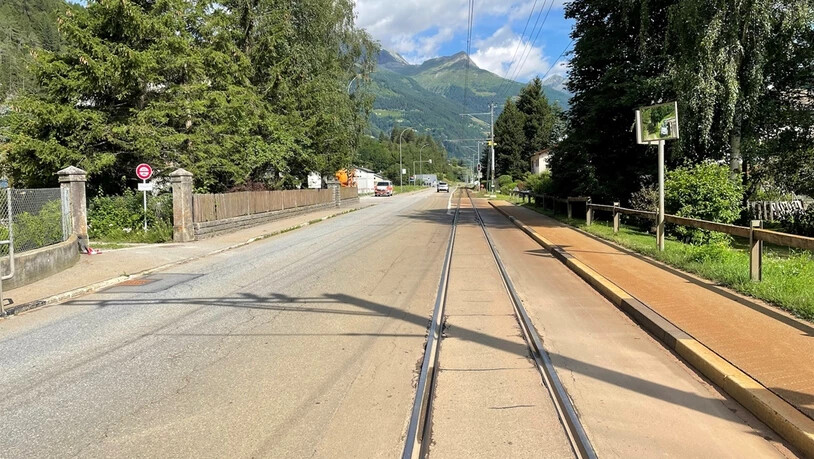 Sturz auf Bahngleis in Le Prese: Der Töfffahrer und die Mitfahrerin ziehen sich Brüche bei einem Selbstunfall zu.