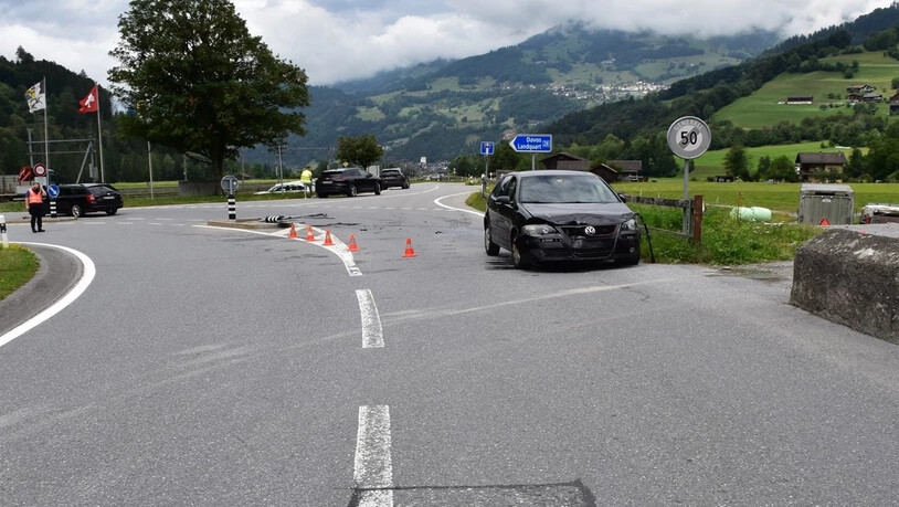 Kontrollverlust: 58-jähriger Autofahrer prallt mit einer Verkehrsinsel und einem entgegenkommenden Fahrzeug zusammen.