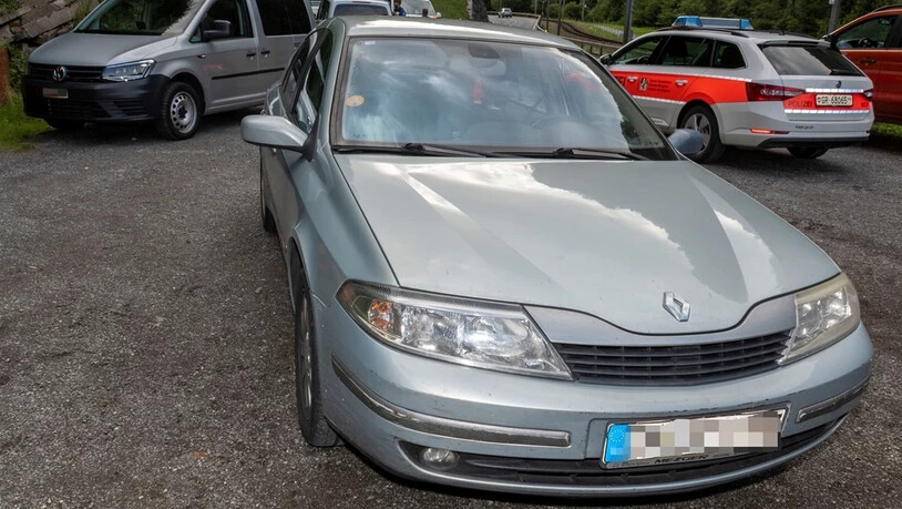 Flucht vor Kantonspolizei: Ein Autolenker versuchte sich nach einem Raserdelikt in Davos einer Kontrolle zu entziehen. In Fideris konnte er angehalten werden. Die drei Insassen werden diverser weiterer Straftaten verdächtigt.