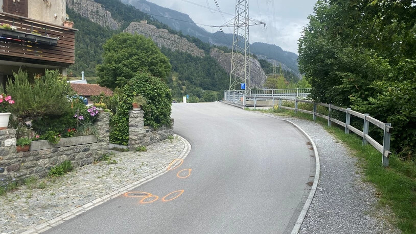 Aus noch nicht geklärten Gründen: In dieser Rechtskurve kam der Töfffahrer zu Fall.