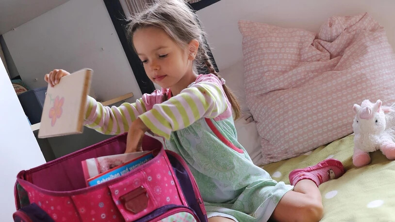Was muss mit? Der Schulranzen sollte regelmässig neu gepackt werden. 