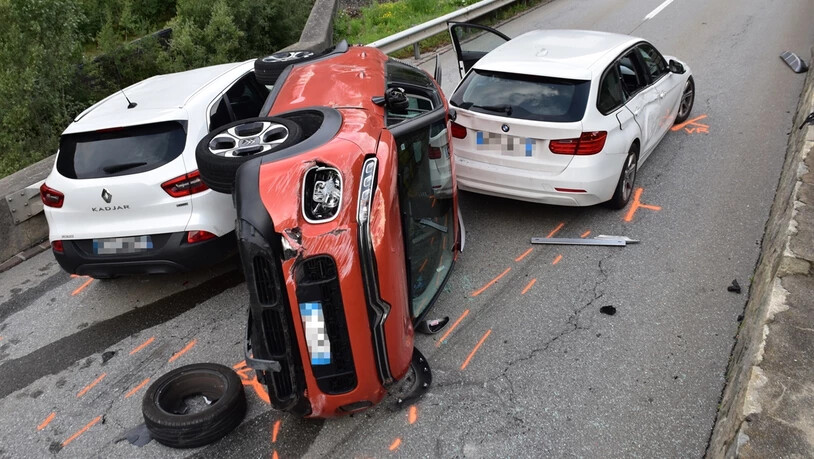 Heftige Kollision: Das Auto der 54-Jährigen kippte beim Unfall auf die Seite.