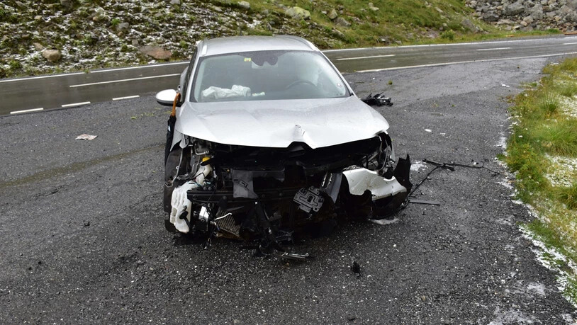 Frau verunfallt: das Auto ist nicht mehr fahrbar.