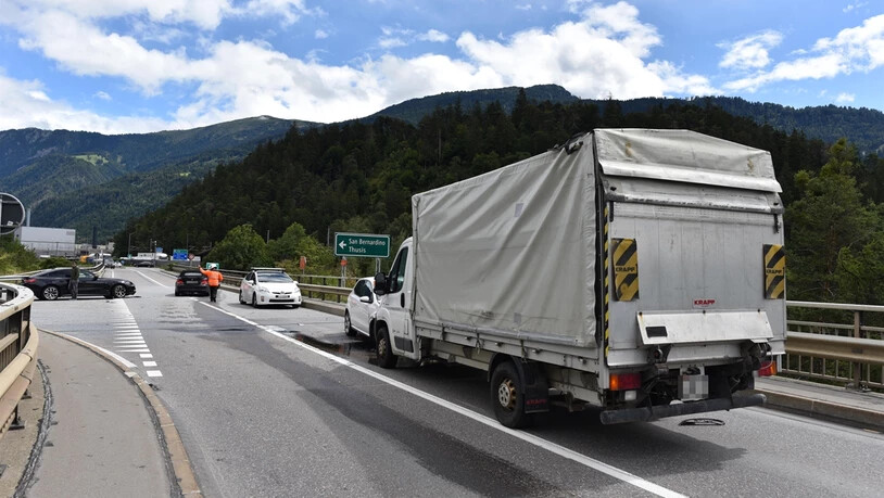 Frontal zusammengestossen: nach der ersten Kollision stiess das Auto der 31-Jährigen mit einem Lieferwagen zusammen.