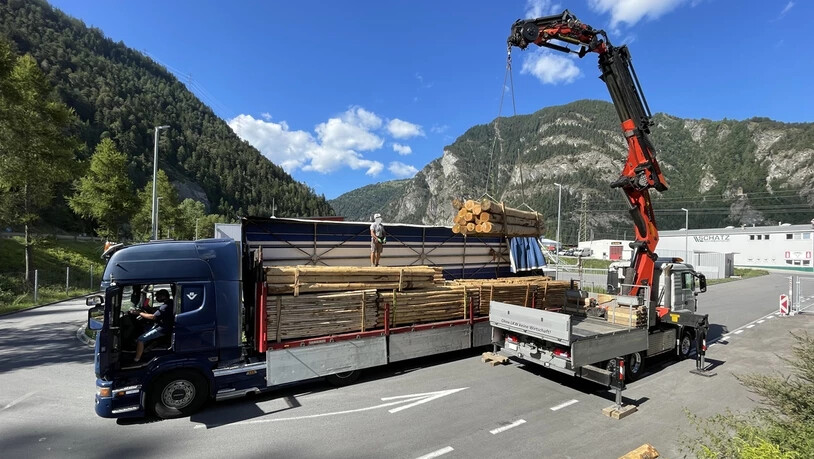 Kastanienholz geladen: Weil das Fahrzeug stillgelegt wurde, musste das Holz umgeladen werden.