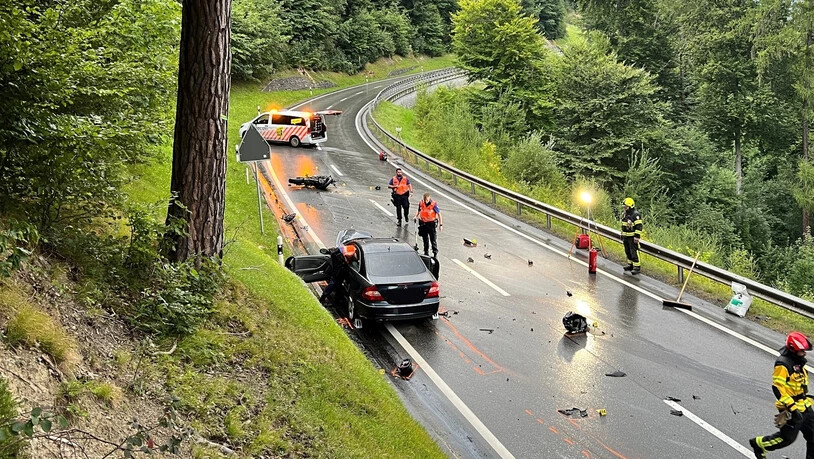 Unfall auf der Malixerstrasse: Im Einsatz standen die Rettung Chur, die Strassenrettung der Feuerwehr Chur, die Stadtpolizei Chur, ein Care Team und das Tiefbauamt des Kantons Graubünden.