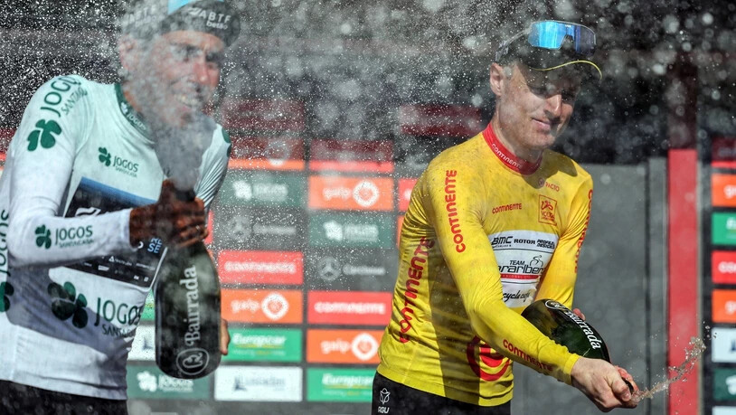 Die Korken können knallen: Colin Stüssi vom Team Vorarlberg feiert seinen Sieg an der Portugal-Rundfahrt.