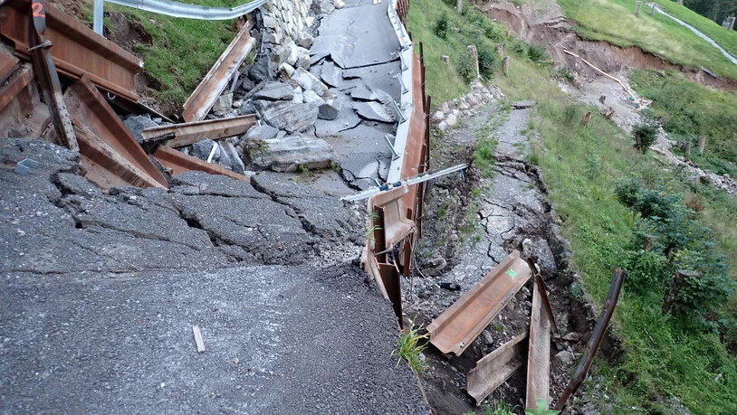 Massive Schäden: Die Niderentalstrasse, die zur Station der Seilbahn Kies-Mettmen führt, wird durch die neuste Rutschung zerstört.