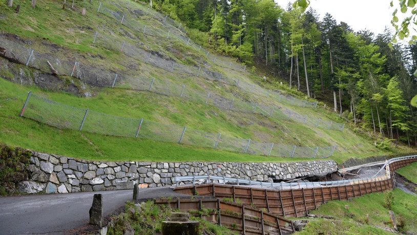 Die Strasse sackte auf einer Länge von rund 60 Metern um bis zu 1,5 Meter ab.