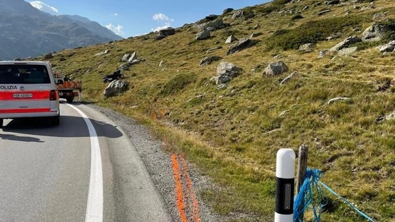 Töffunfall: Auf der Berninastrasse ist am Montagnachmittag ein Töfffahrer gestürzt. Seine Beifahrerin wurde dabei mittelschwer verletzt.