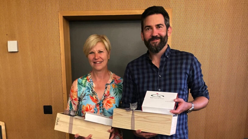 Haben Grund zur Freude: Suzanne Galliker und Silvano Umberg sind die Gewinner der Glarner Golfmeisterschaft 2023.	
