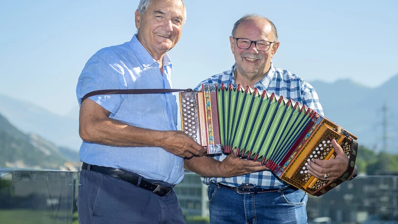 Auf Brambrüesch oberhalb von Chur findet heute Sonntag der Volksmusikanlass «Musik für alle» statt. Dazu posieren die Väter des Events Christian Durisch (links) und Arno Jehli mit einem Schwyzerörgeli.