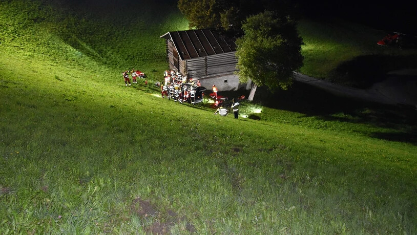Autounfall in Valendas: Ein Auto geriet über den Strassenrand und überschlug sich mehrmals über einen Hang. Die zwei Schwerverletzten mussten mit der Rega transportiert werden. 