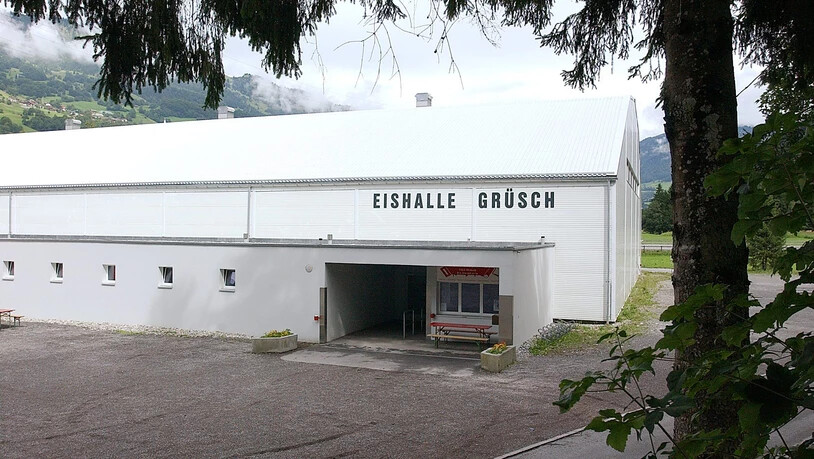 Kann weiterhin genutzt werden: Die Eishalle in Grüsch wird nach dem Kauf durch die Gemeinde doch nicht geschlossen.