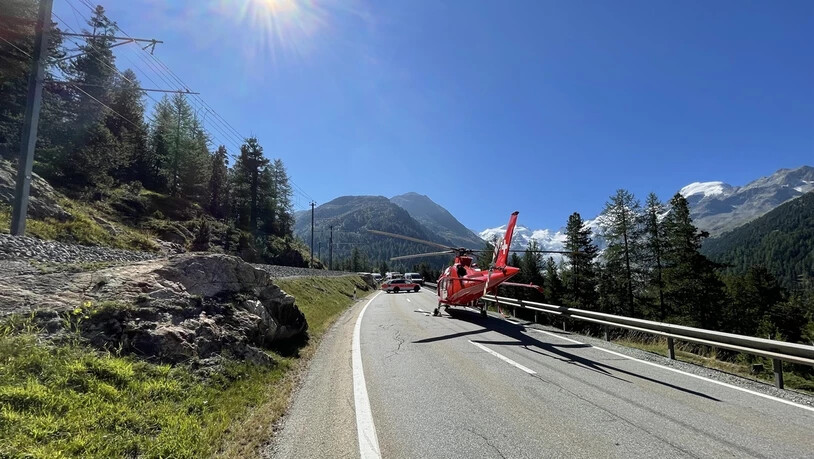 Rega im Einsatz: Nach der Erste Hilfe von der Rettung Oberengadin wurde der Verletzte ins Kantonsspital in Chur geflogen.