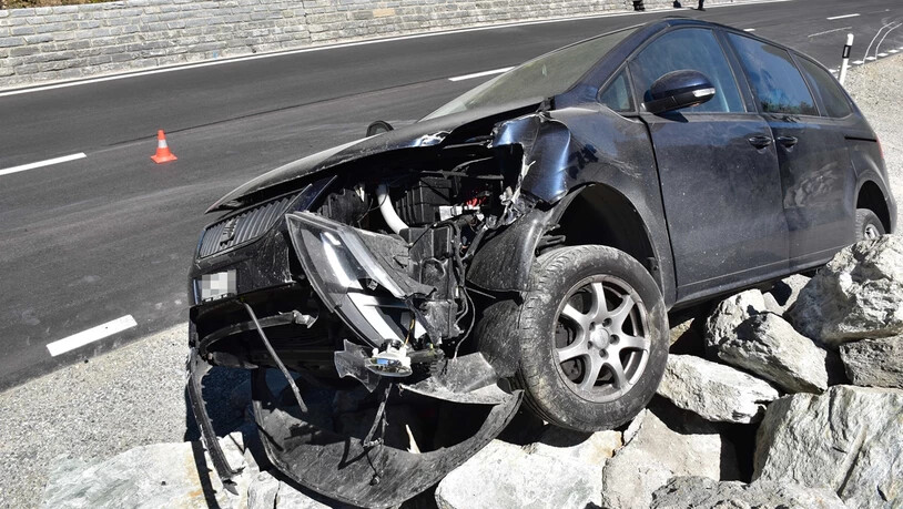 Auf einem Steinhaufen gelandet: Das Auto wurde bei dem Unfall beschädigt.