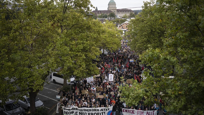 Menschen demonstrieren an einem Klimastreik-Tag in Zürich. (Archivbild)