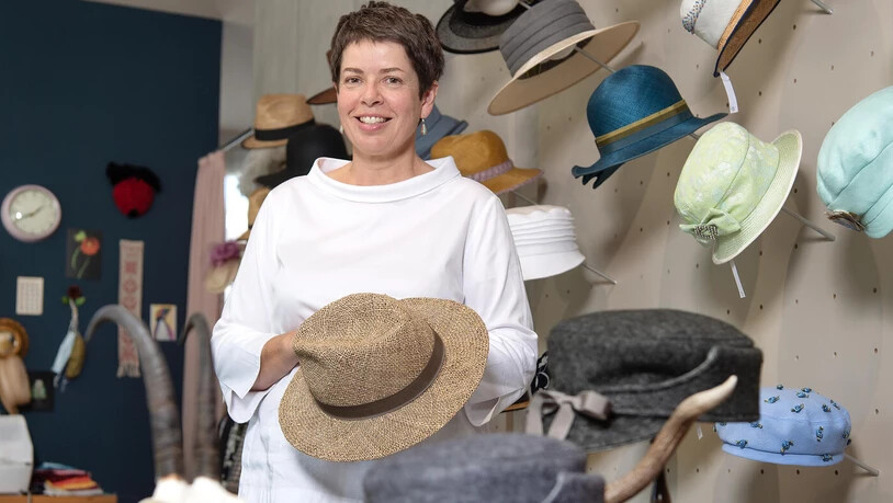 Verena Philipp vom Geschäft «Kopfform» in Chur stellt eigene Hüte und Mützen her. Für die Jagdzeit hat sie Colani Mützen, Filz Hüte und Seegras Hüte (hält sie in der Hand) hergestellt.