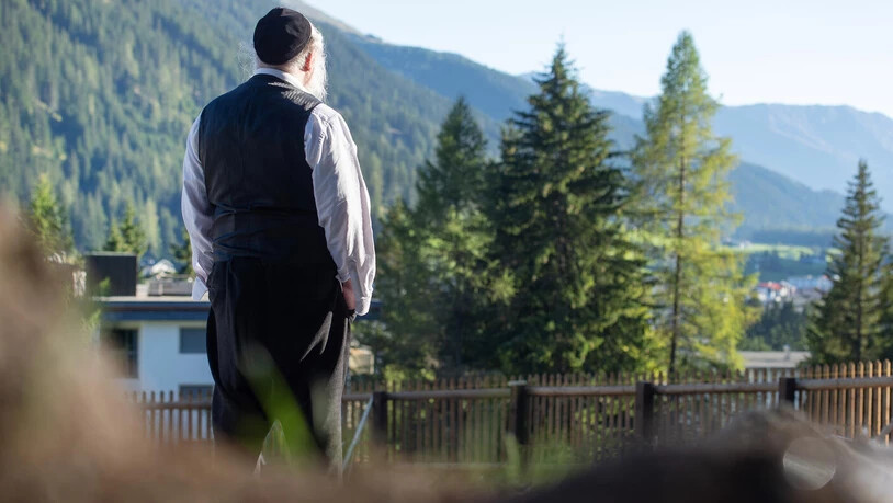 Zur Erholung in den Bergen: Ein orthodoxer jüdischer Gast während seiner Ferien in Davos. 