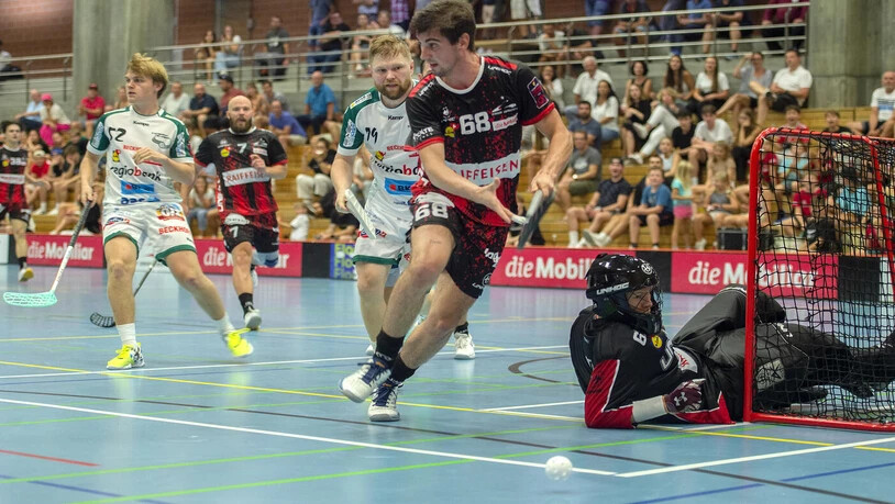 Einen Schritt schneller: Churs Nadir Monighetti schnappt sich vor dem Gegner den Ball.