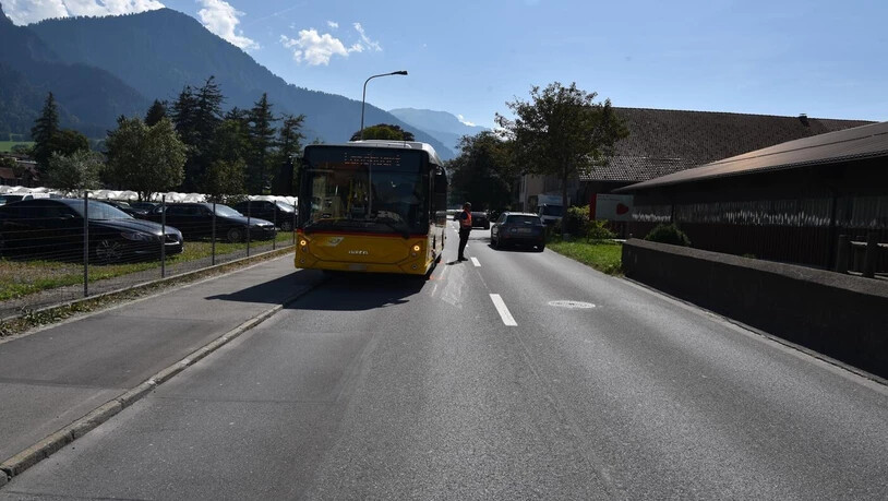 Unfall in Landquart: Ein 8-jähriger Junge will einem Ball nachrennen und wird von Postauto erfasst. Mit mittelschweren Verletzungen muss er ins Spital transportiert werden.