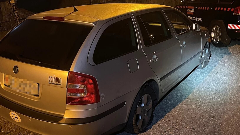 Platte Reifen: Ein 44-jähriger Autofahrer prallte gegen die Baustellenabschrankungen und fuhr anschliessend weiter. 