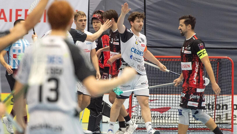 Doppeltorschütze: Dan Hartmann (Mitte) bejubelt eines seiner zwei Tore für Alligator Malans.