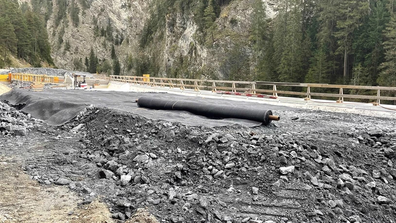 Arbeitsunfall: Ein 58-jähriger Arbeiter zog sich bei einer Baustelle in Martina wegen eines Unfalls Beinverletzungen zu und musste ins Spital gebracht werden.