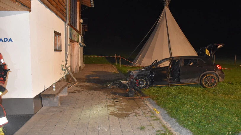 An die Hausfassade: Der 19-Jährige fuhr rund 200 Meter über eine Wiese und prallte anschliessend gegen eine Hausfassade.