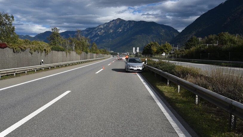 Das Auto kommt bei der Mittelleitplanke zum Stillstand: Die Autofahrerin fuhr auf der Südspur der A13 bei Domat/Ems.