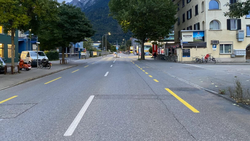 Am frühen Morgen auf der Kasernenstrasse: Bei der Kreuzung Kornquaderweg-Kasernenstrasse in Chur ereignete sich der Unfall.