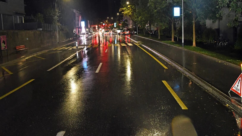 Angefahren: Eine 28-jährige Fussgängerin wurde frontal vom Auto erwischt. Sie erleidet mittelschwere Verletzungen. 